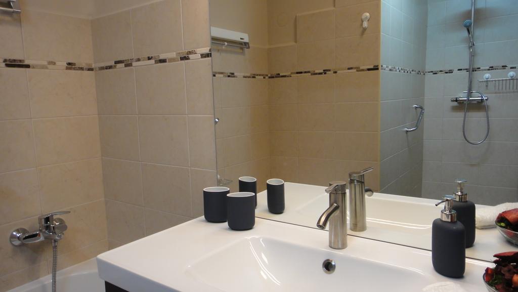 Mgtels Apartman - With Private Parking Budapest Exteriör bild