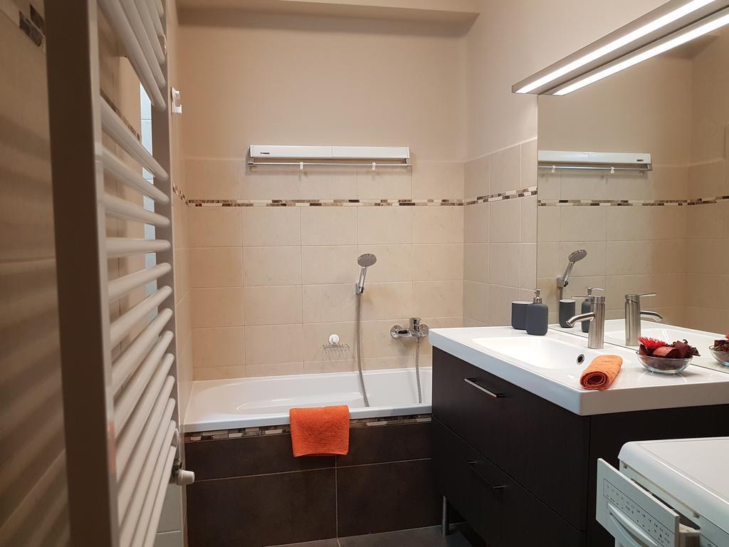 Mgtels Apartman - With Private Parking Budapest Exteriör bild