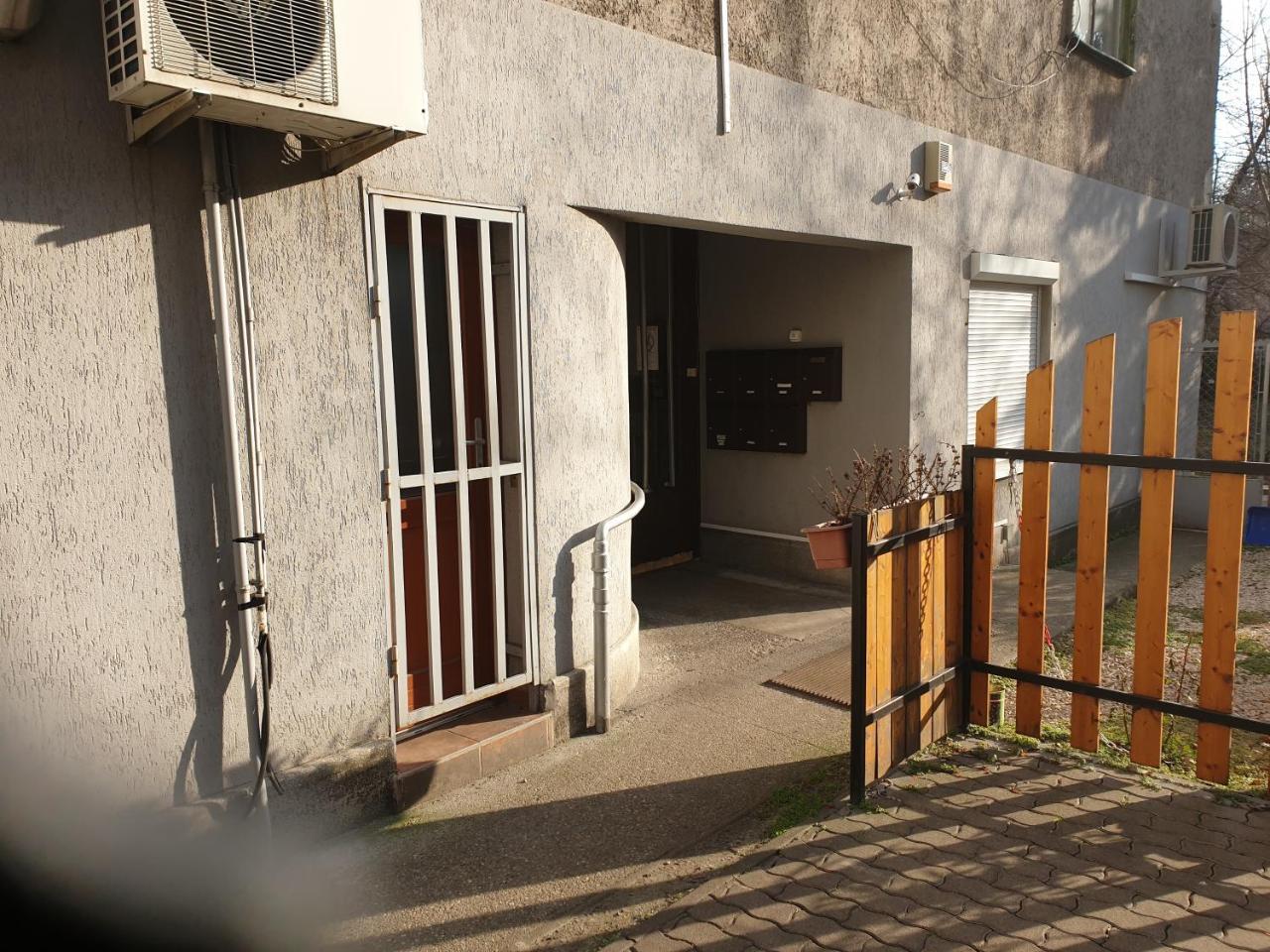 Mgtels Apartman - With Private Parking Budapest Exteriör bild